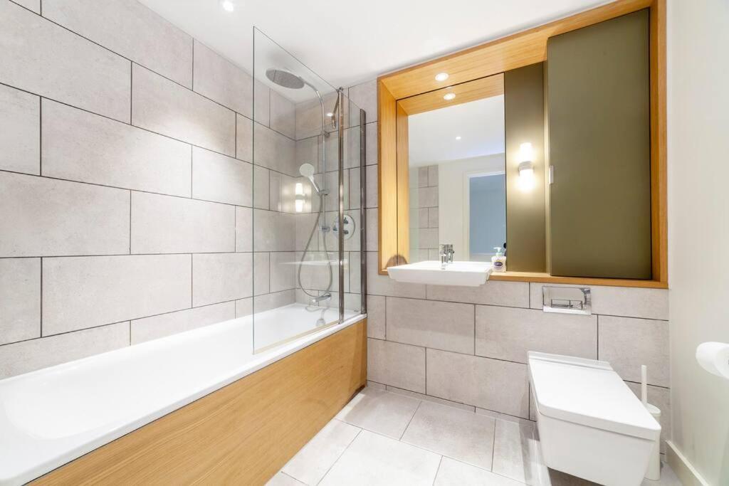 Stunning New 3 Bdr Duplex Wbalcony, East London Leilighet Eksteriør bilde