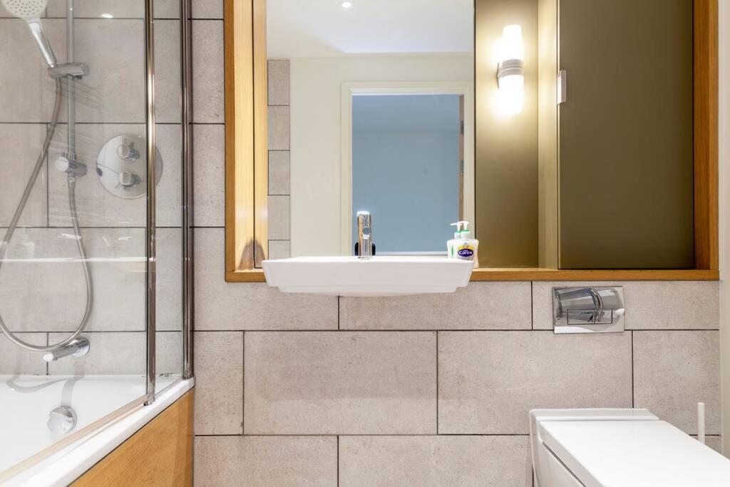 Stunning New 3 Bdr Duplex Wbalcony, East London Leilighet Eksteriør bilde